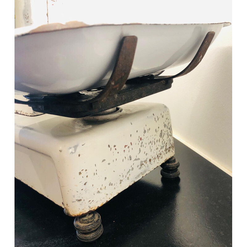 Vintage grocery scale with two white enamelled trays