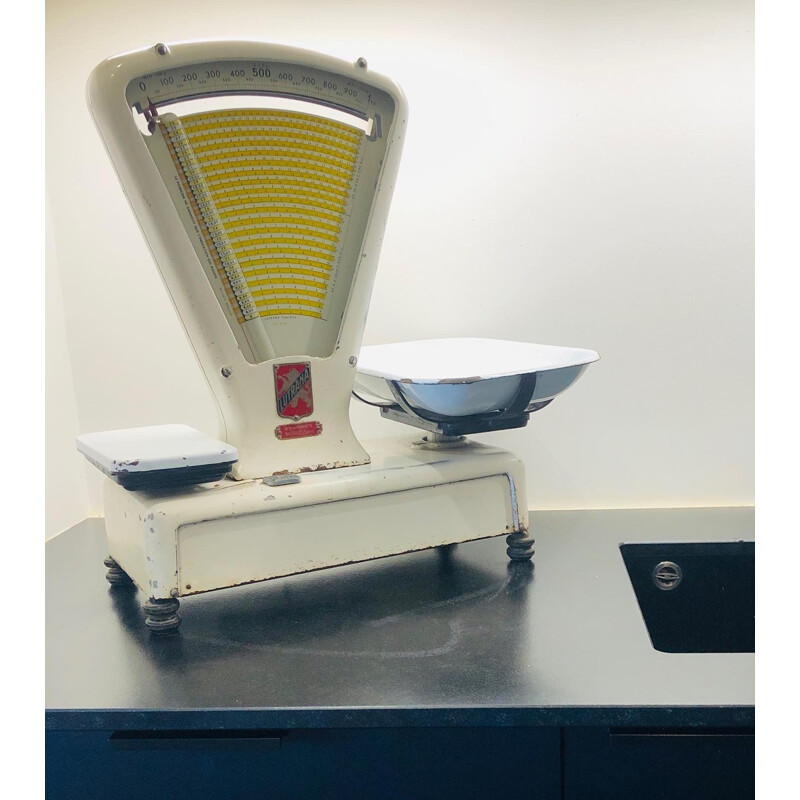 Vintage grocery scale with two white enamelled trays