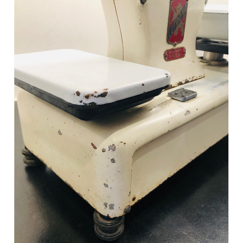 Vintage grocery scale with two white enamelled trays