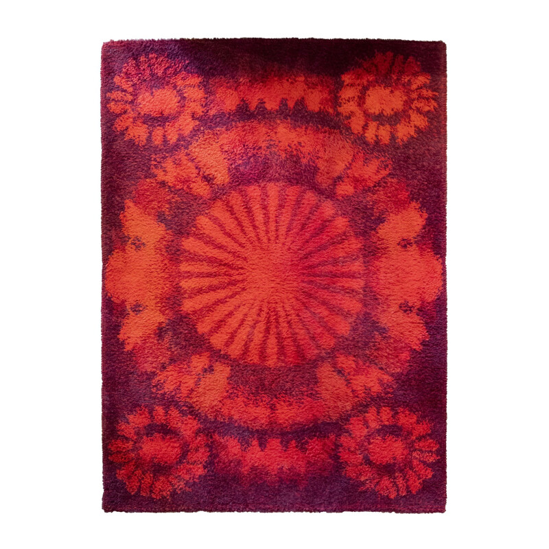 Roter Vintage-Teppich in Spiralform