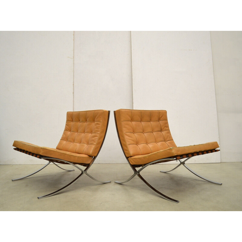 Coppia di poltrone vintage Barcelona color cognac di Mies van der Rohe per Knoll International, 1970