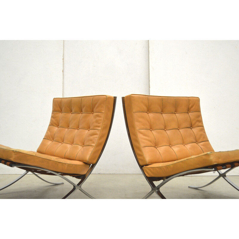 Coppia di poltrone vintage Barcelona color cognac di Mies van der Rohe per Knoll International, 1970