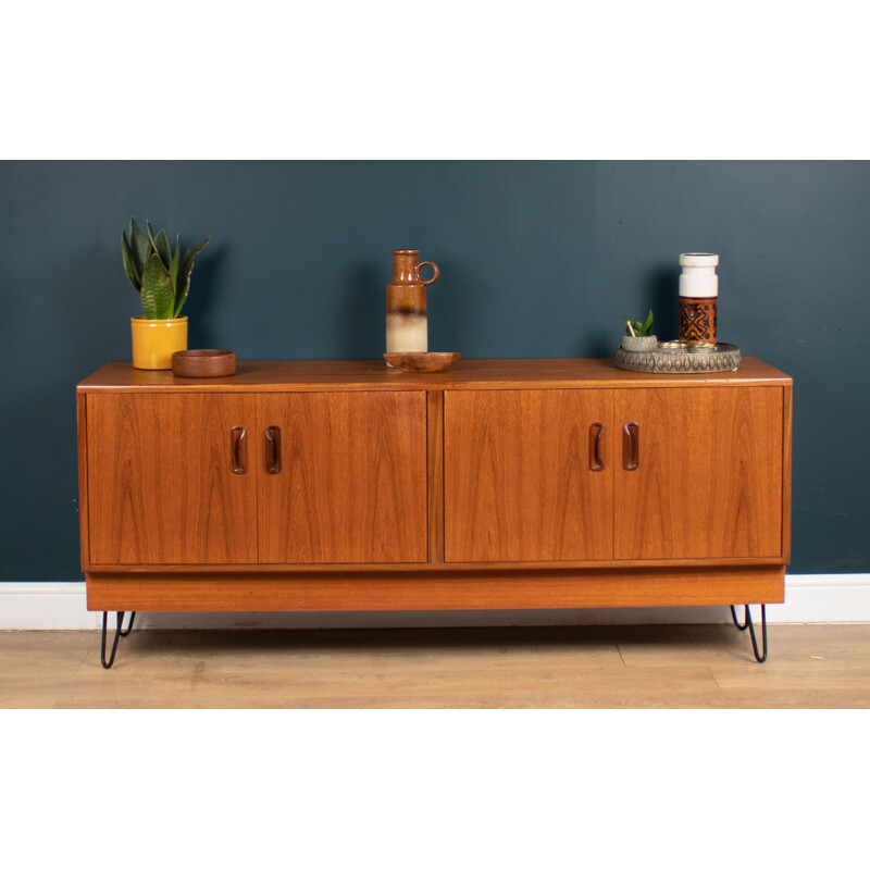 Credenza vintage in teak su gambe a forcina di Victor Wilkins per G Plan, Inghilterra 1960