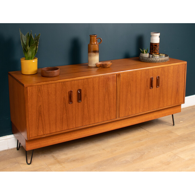 Credenza vintage in teak su gambe a forcina di Victor Wilkins per G Plan, Inghilterra 1960