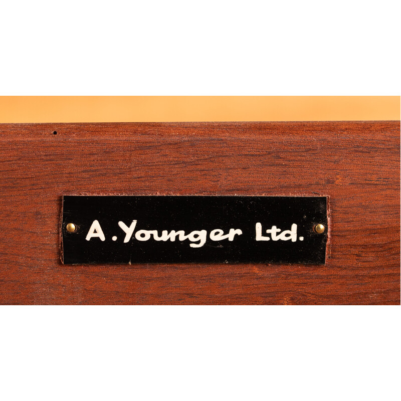 Cómoda vintage de nogal y palisandro de John Herbert para Younger