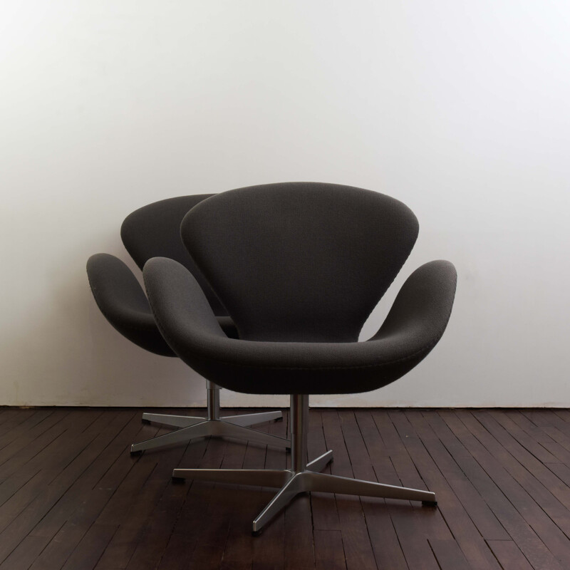 Vintage Swan swivel armchair in grey Tonus fabric by Arne Jacobsen