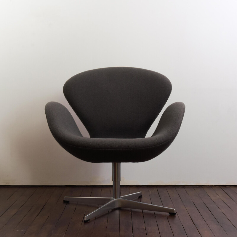Vintage Swan swivel armchair in grey Tonus fabric by Arne Jacobsen