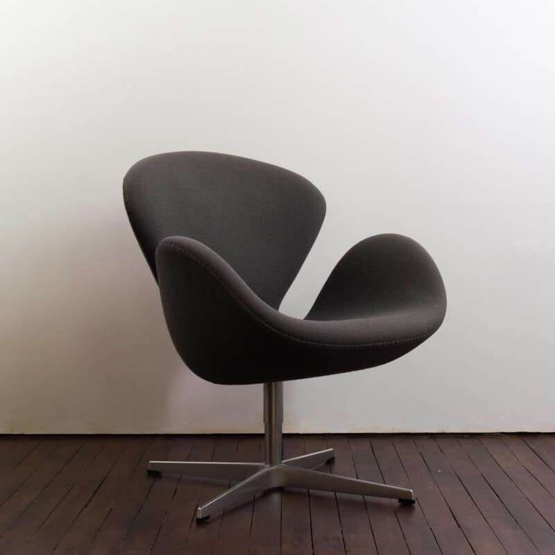 Vintage Swan swivel armchair in grey Tonus fabric by Arne Jacobsen