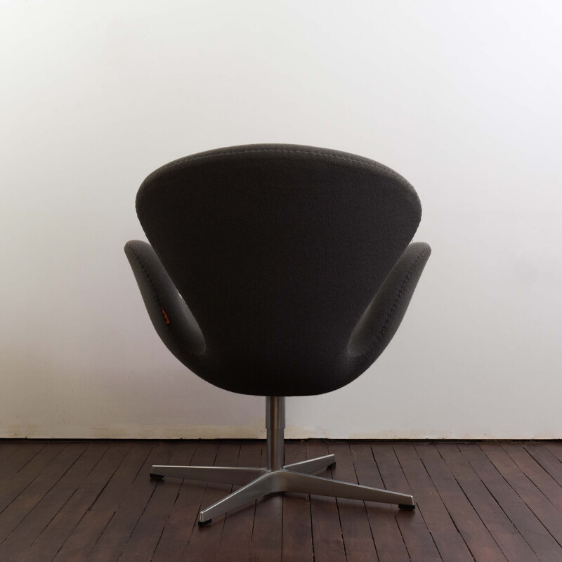 Vintage Swan swivel armchair in grey Tonus fabric by Arne Jacobsen