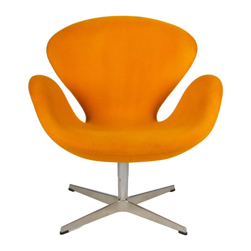 Vintage yellow model 3320 Swan armchair by Arne Jacobsen for Fritz Hansen