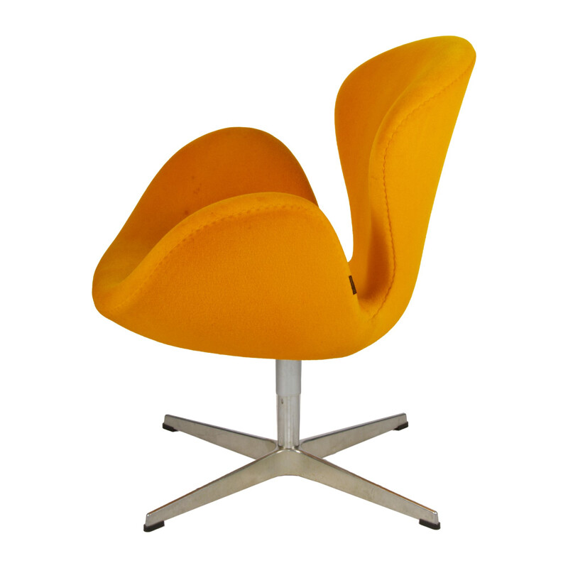 Vintage yellow model 3320 Swan armchair by Arne Jacobsen for Fritz Hansen