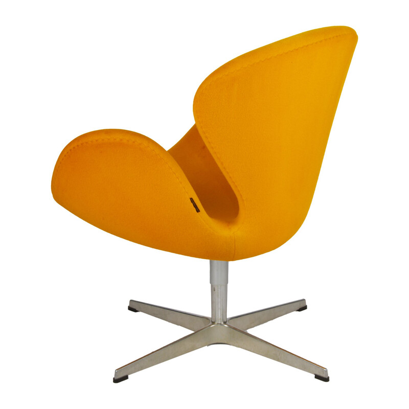 Vintage yellow model 3320 Swan armchair by Arne Jacobsen for Fritz Hansen