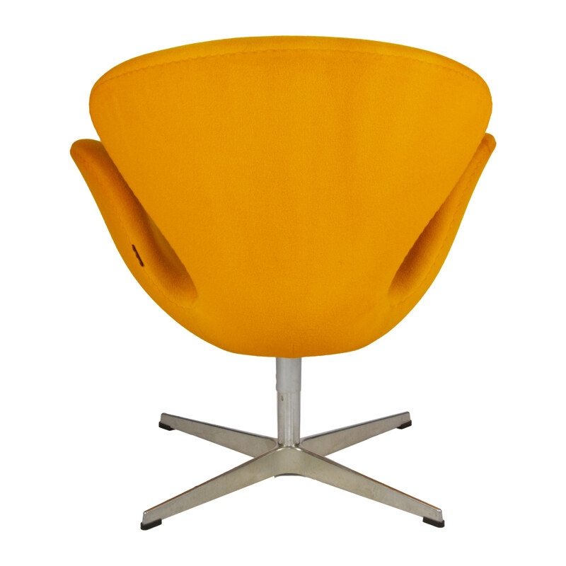 Poltrona gialla vintage modello 3320 Swan di Arne Jacobsen per Fritz Hansen