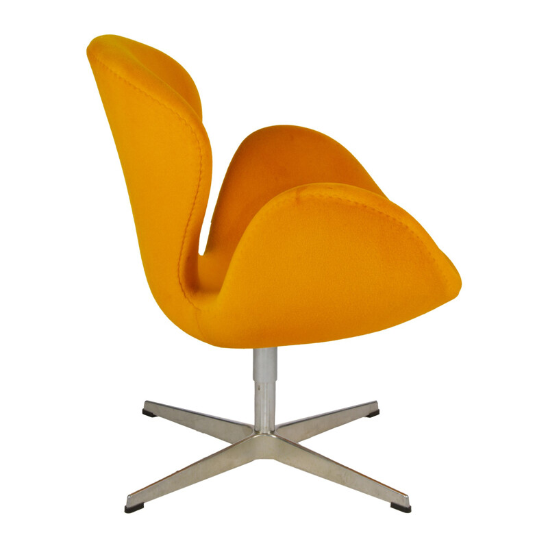 Vintage yellow model 3320 Swan armchair by Arne Jacobsen for Fritz Hansen