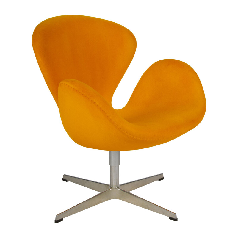 Vintage yellow model 3320 Swan armchair by Arne Jacobsen for Fritz Hansen