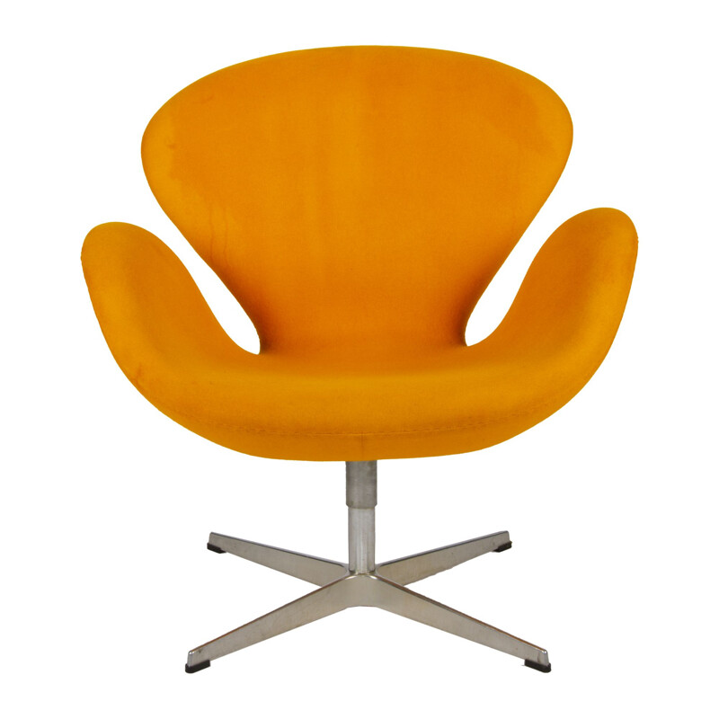 Vintage yellow model 3320 Swan armchair by Arne Jacobsen for Fritz Hansen