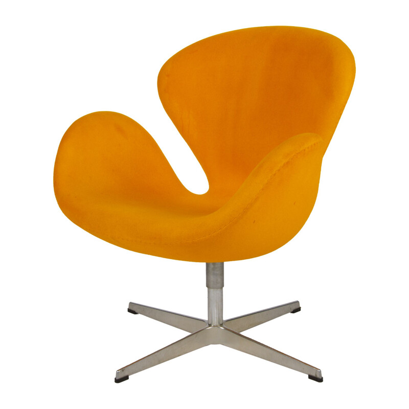 Vintage yellow model 3320 Swan armchair by Arne Jacobsen for Fritz Hansen