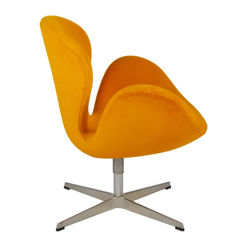 Grens Necklet Pebish Vintage gele fauteuil model 3320 Swan van Arne Jacobsen voor Fritz Hansen