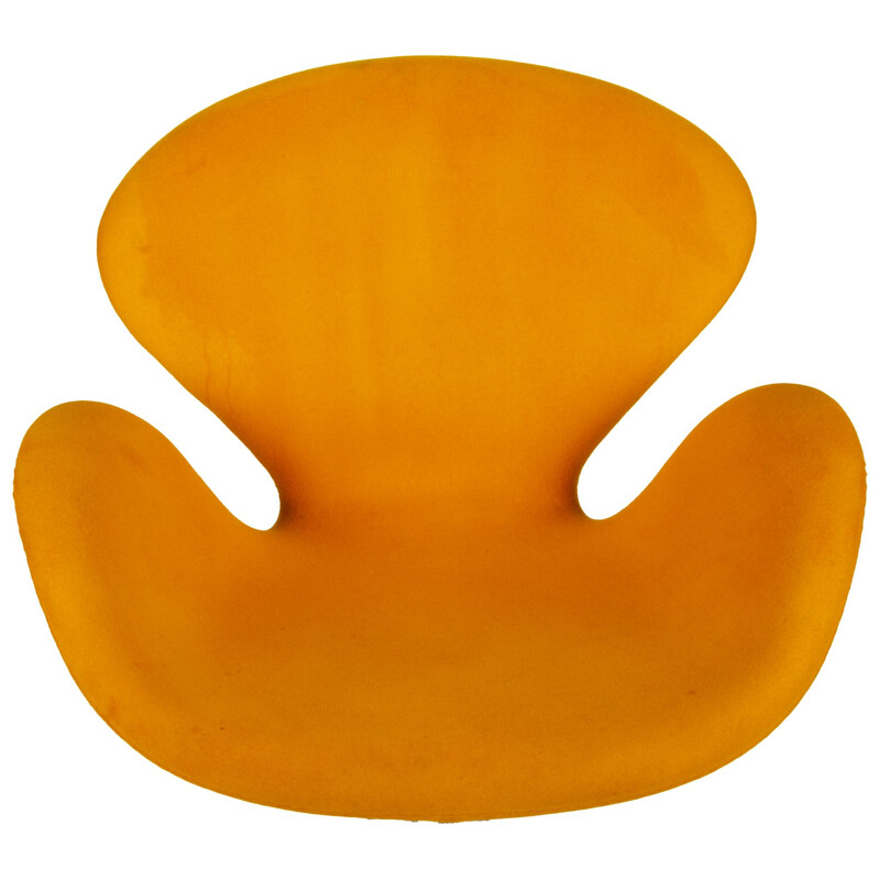 Vintage yellow model 3320 Swan armchair by Arne Jacobsen for Fritz Hansen