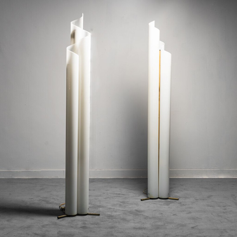 Paar vintage vloerlampen in wit plexiglas van Vico Magistretti voor Artemide