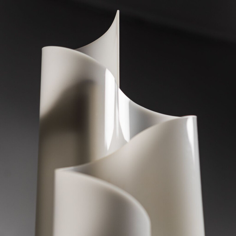 Paire de lampadaires vintage en plexiglas blanc par Vico Magistretti pour Artemide