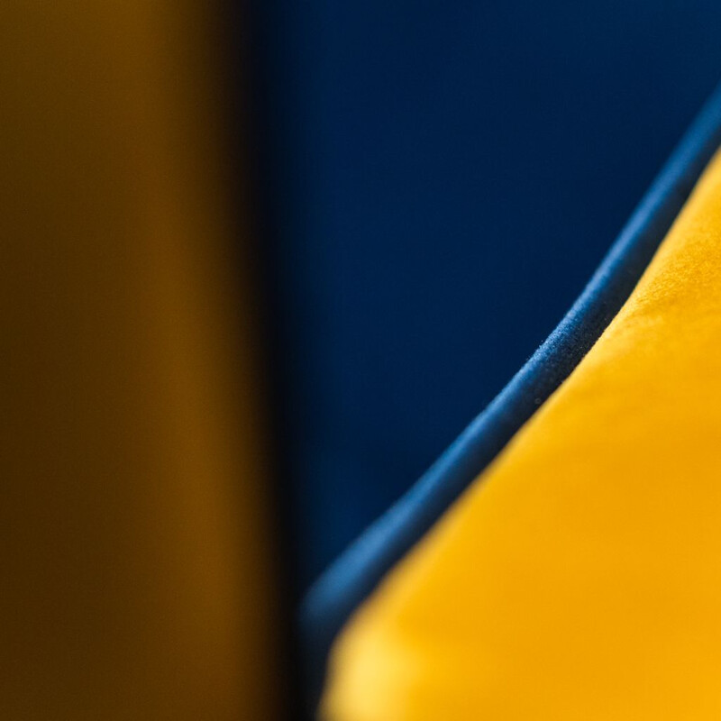 Cadeira de braços giratória Vintage Prospect em veludo amarelo ocre e azul, 1960