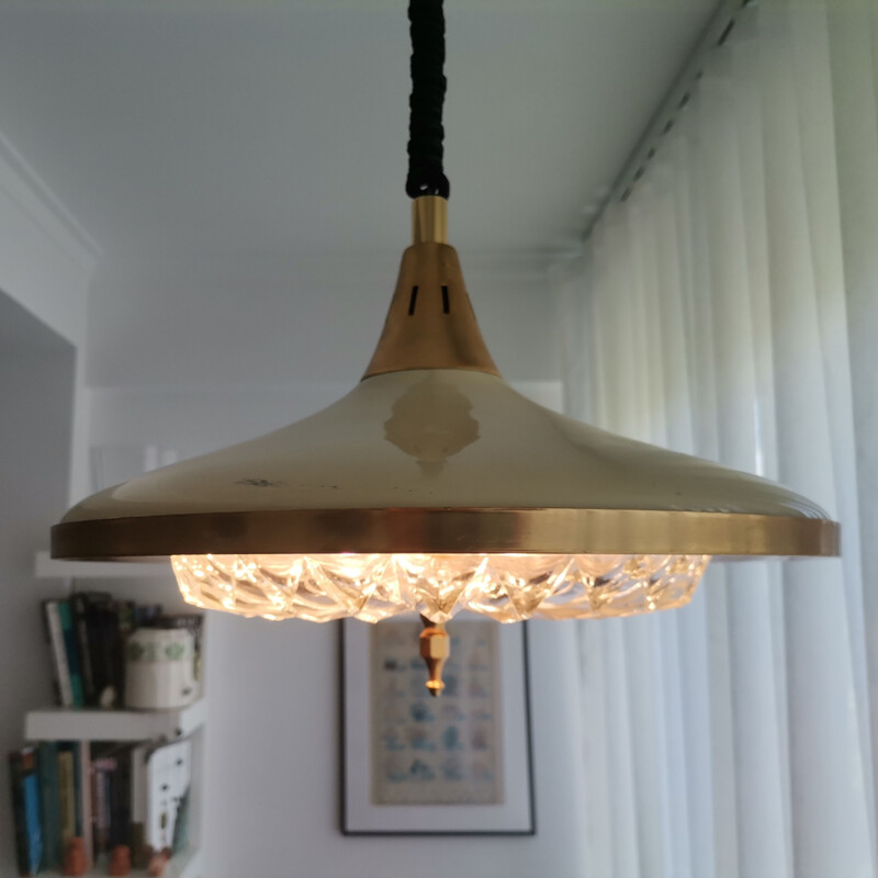 Lampada a sospensione vintage in metallo color crema e cristallo dorato, 1960