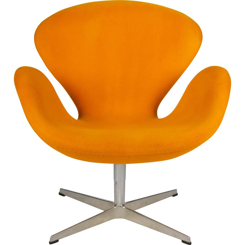 Vintage yellow model 3320 Swan armchair by Arne Jacobsen for Fritz Hansen