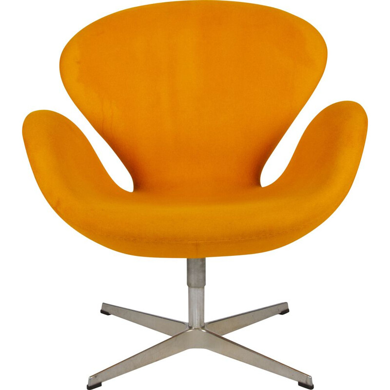 Fauteuil vintage jaune modèle 3320 Swan par Arne Jacobsen pour Fritz Hansen