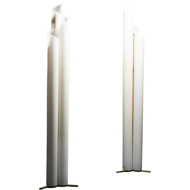 Paar vintage vloerlampen in wit plexiglas van Vico Magistretti voor Artemide