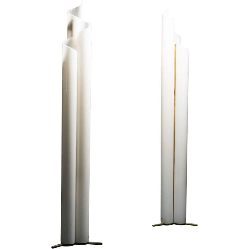 Paire de lampadaires vintage Chimera en plexiglas blanc par Vico Magistretti pour Artemide