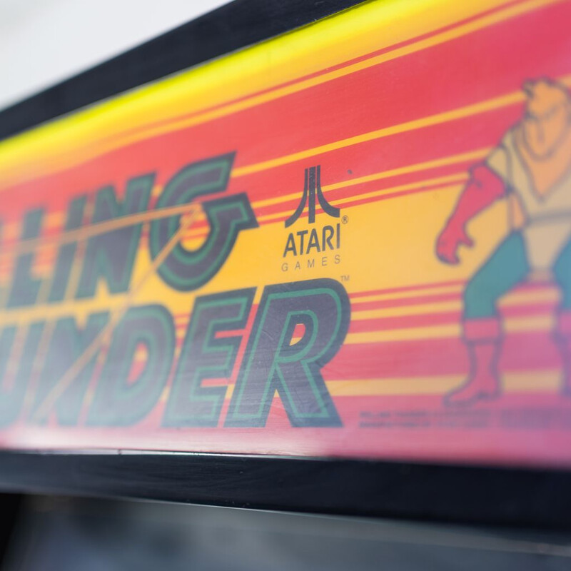 Videojuego arcade vintage "Rolling Thunder" en chiave de Gianpiero D'alssandro, 1980