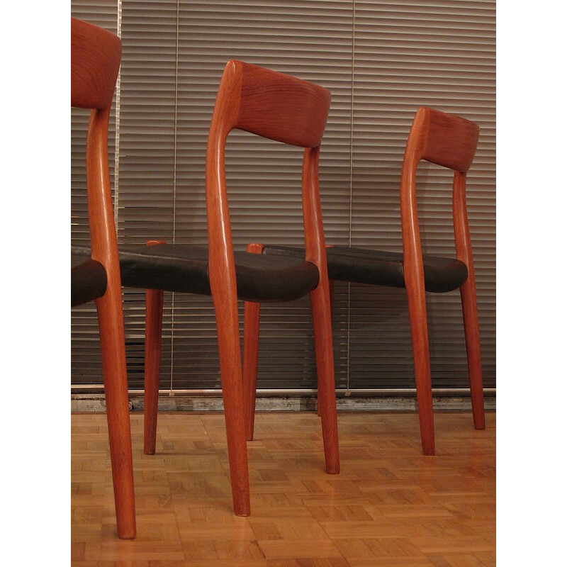 Suite de 4 chaises en teck et cuir, Niels MOLLER - 1950