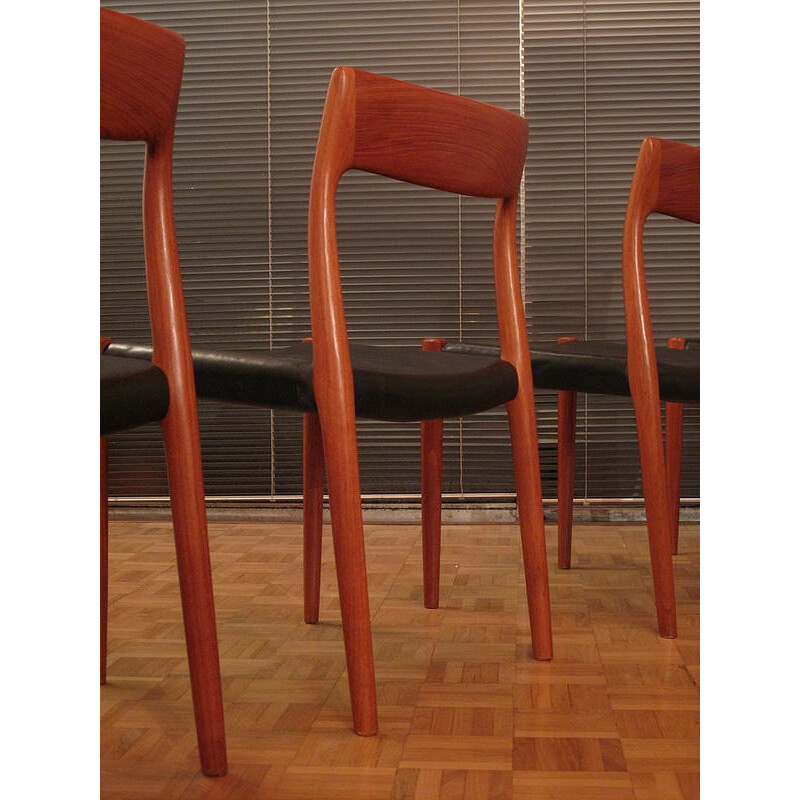 Suite de 4 chaises en teck et cuir, Niels MOLLER - 1950