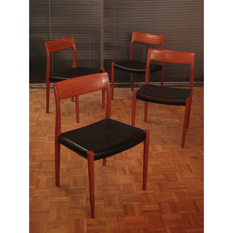 Suite de 4 chaises en teck et cuir, Niels MOLLER - 1950