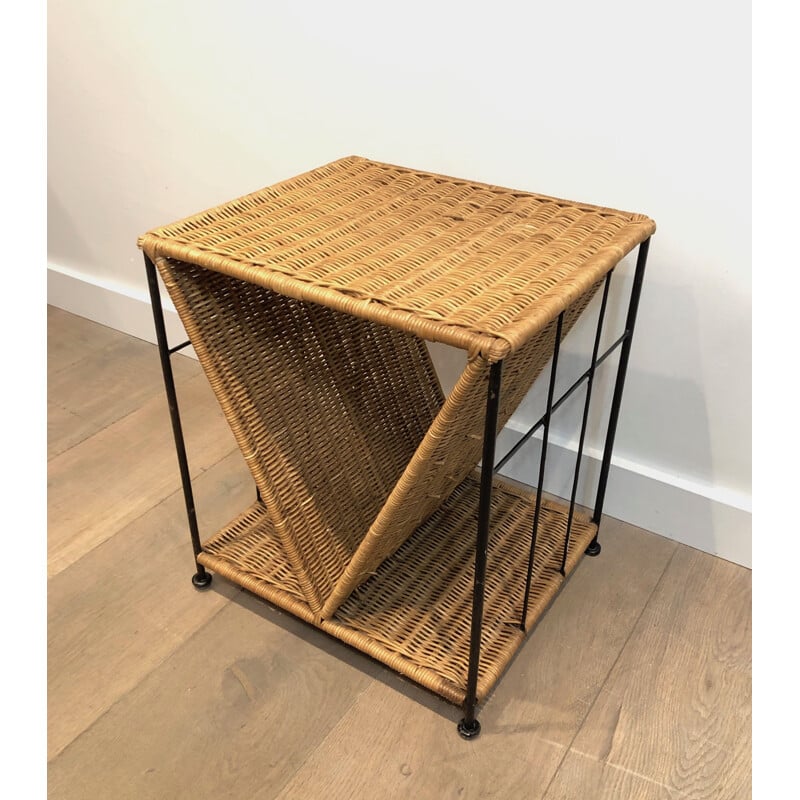 Mesa lateral de metal envernizado preto vintage e rattan, França 1970