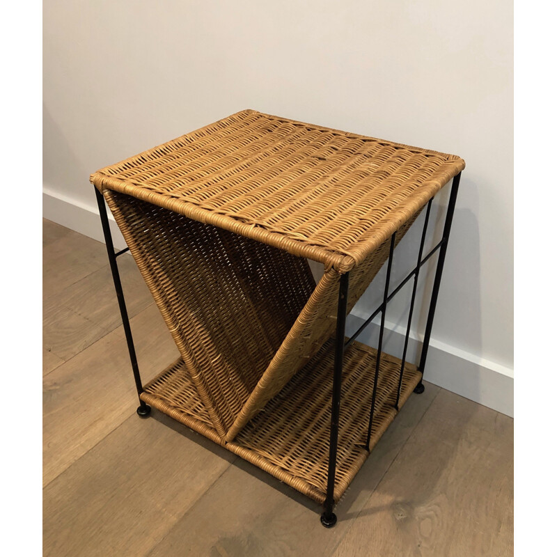 Mesa lateral de metal envernizado preto vintage e rattan, França 1970