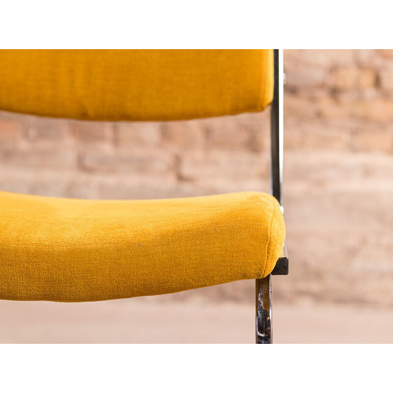 Silla de oficina vintage con estructura de acero cromado y tela amarilla