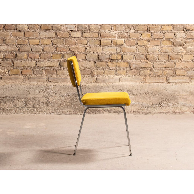Chaise de bureau vintage avec une structure en acier chromé et un tissu jaune