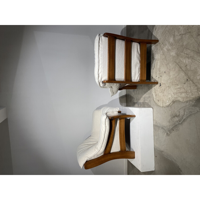 Ein Paar Vintage-Sessel aus Holz und Bouclé
