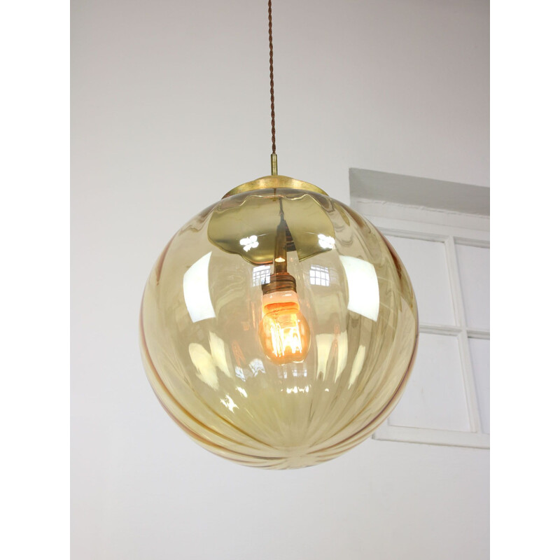 Lámpara de suspensión de cristal vintage y latón amarillo