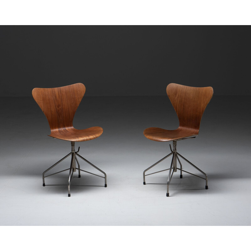 Pair of vintage "Series 7" office chairs by Arne Jacobsen for Fritz Hansen, Denmark 1950