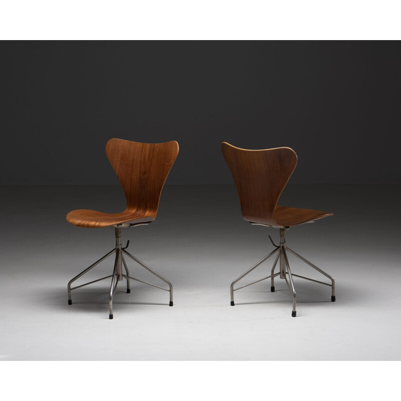 Pair of vintage "Series 7" office chairs by Arne Jacobsen for Fritz Hansen, Denmark 1950