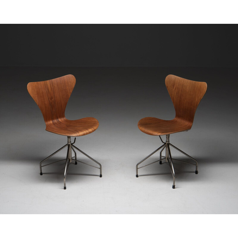 Pair of vintage "Series 7" office chairs by Arne Jacobsen for Fritz Hansen, Denmark 1950