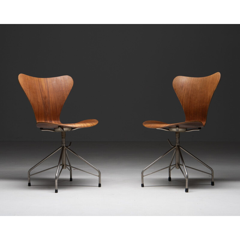 Pair of vintage "Series 7" office chairs by Arne Jacobsen for Fritz Hansen, Denmark 1950