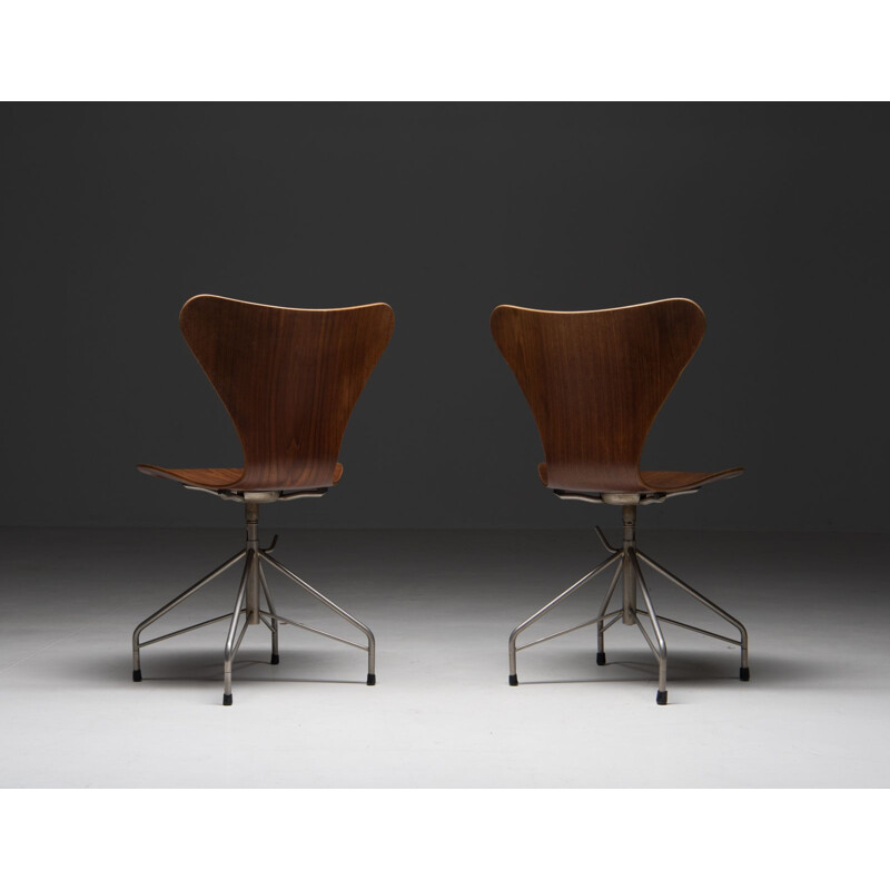 Pair of vintage "Series 7" office chairs by Arne Jacobsen for Fritz Hansen, Denmark 1950