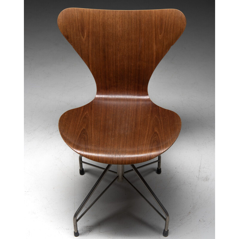 Pair of vintage "Series 7" office chairs by Arne Jacobsen for Fritz Hansen, Denmark 1950