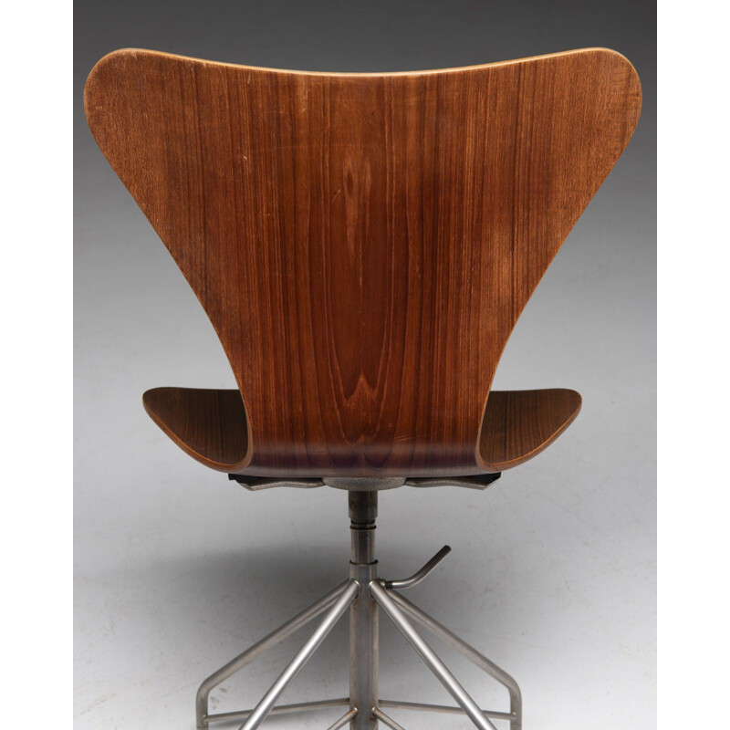 Pair of vintage "Series 7" office chairs by Arne Jacobsen for Fritz Hansen, Denmark 1950