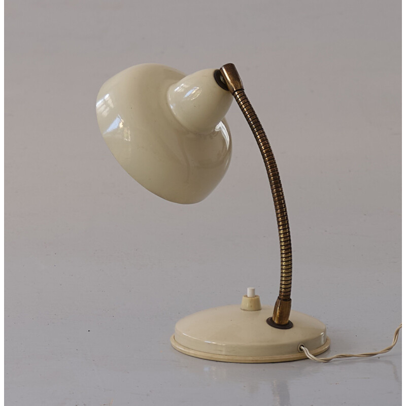 Lámpara de mesa vintage en metal lacado crema y latón, Italia 1950