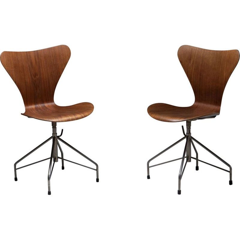 Pair of vintage "Series 7" office chairs by Arne Jacobsen for Fritz Hansen, Denmark 1950